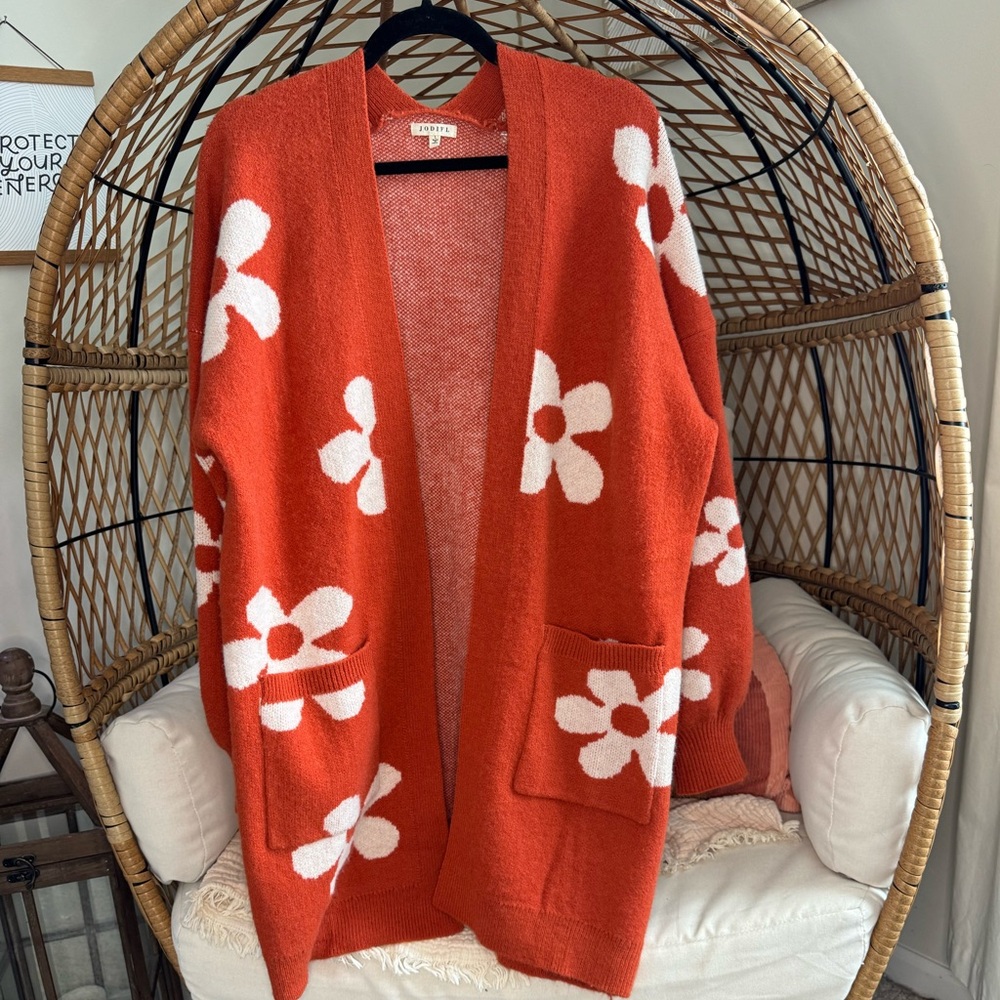 Burnt orange w/daisies puff sleeve long cardigan, size large.